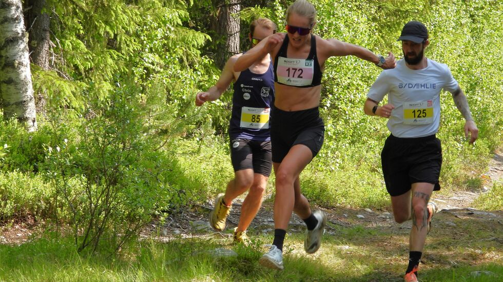 Vinner Karoline Simpson-Larsen spretter forbi Mats Emil Sand og Jonas Steen på plankene ved Kroken 6 km før mål. (Foto: Stein Arne Negård)