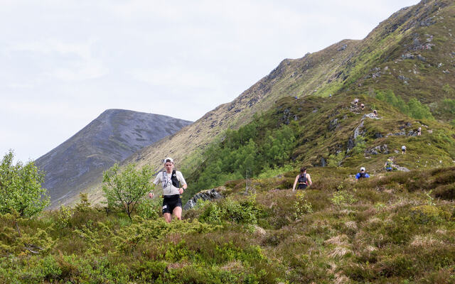 Runde 2 på maraton, motsatt retning av runde 1 over fjellet(a). Jonas Hesthaug i front og har her passert Sandhornet, Grøthørnet og straks Kråkenakken. Foto. Martin Hauge-Nilsen