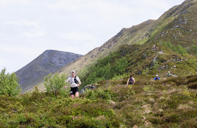 Runde 2 på maraton, motsatt retning av runde 1 over fjellet(a). Jonas Hesthaug i front og har her passert Sandhornet, Grøthørnet og straks Kråkenakken. Foto. Martin Hauge-Nilsen