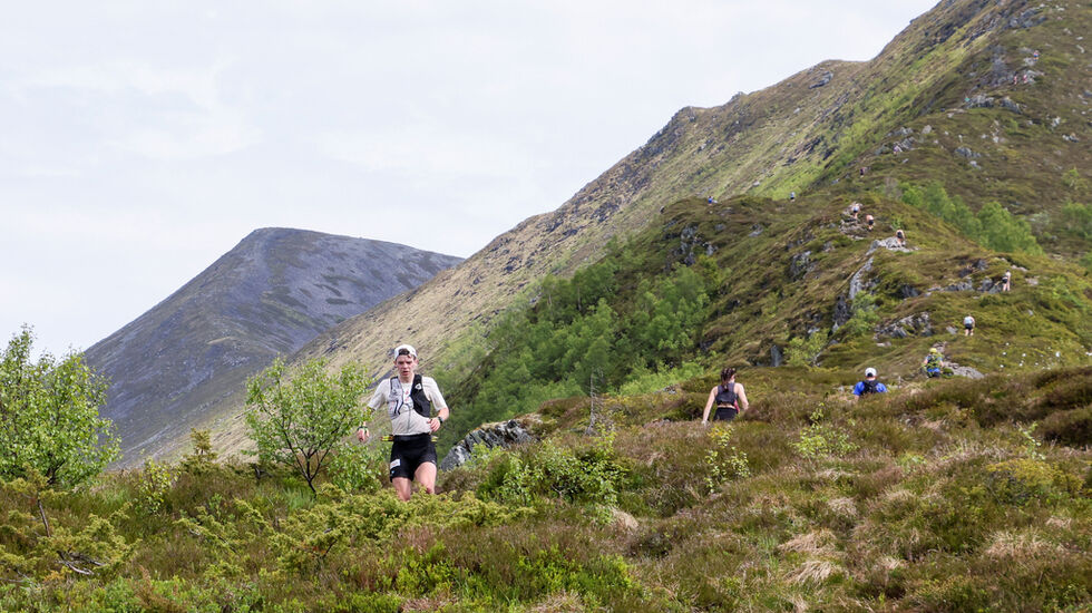 Runde 2 på maraton, motsatt retning av runde 1 over fjellet(a). Jonas Hesthaug i front og har her passert Sandhornet, Grøthørnet og straks Kråkenakken. Foto. Martin Hauge-Nilsen