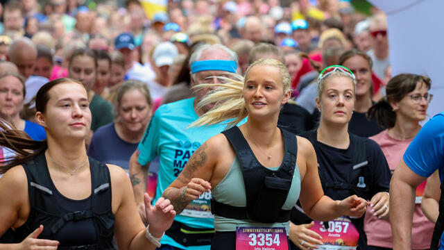 Det har vært en formidabel økning i oppslutningen om Sommernattsløpet i Bergen siden i fjor. Her deltok det også langt flere kvinner enn menn. (Alle foto: Arne Dag Myking)