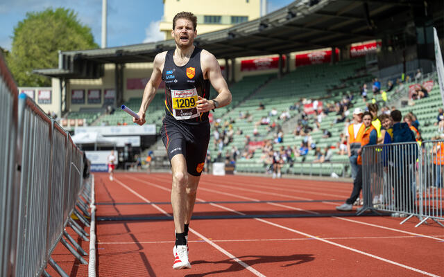 Nils Kristen Sandtrøen gav jernet da han løp sisteteappen for Ren-Eng IL i eliteklassen i årets Holmenkollstafett. (Foto: Samuel Hafsahl)