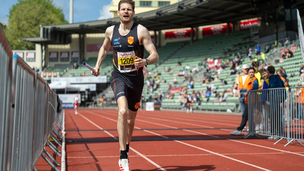 Nils Kristen Sandtrøen gav jernet da han løp sisteteappen for Ren-Eng IL i eliteklassen i årets Holmenkollstafett. (Foto: Samuel Hafsahl) 
