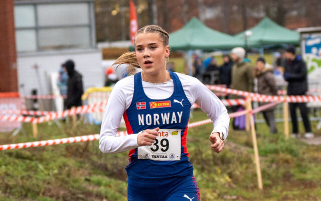 Sjøl om hun bare akkurat har fylt 21 år, så har Maiken Homlung Prøitz rukket å løpe for Norge i flere internasjonale mesterskap. Her ser vi henne under nordisk mesterskap i terrengløp i fjor høst der hun løp på det norske bronselaget. (Foto: Einar Børve)