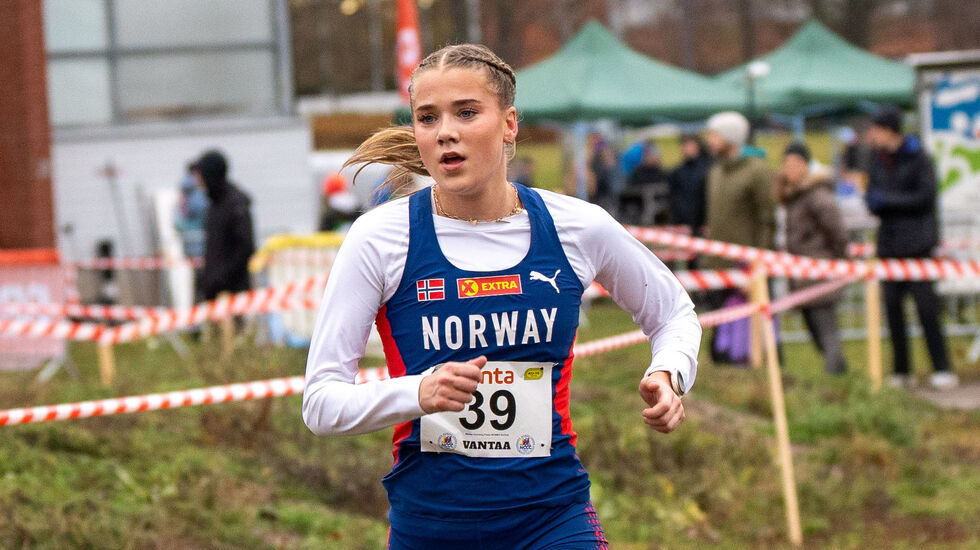 Sjøl om hun bare akkurat har fylt 21 år, så har Maiken Homlung Prøitz rukket å løpe for Norge i flere internasjonale mesterskap. Her ser vi henne under nordisk mesterskap i terrengløp i fjor høst der hun løp på det norske bronselaget. (Foto: Einar Børve)
