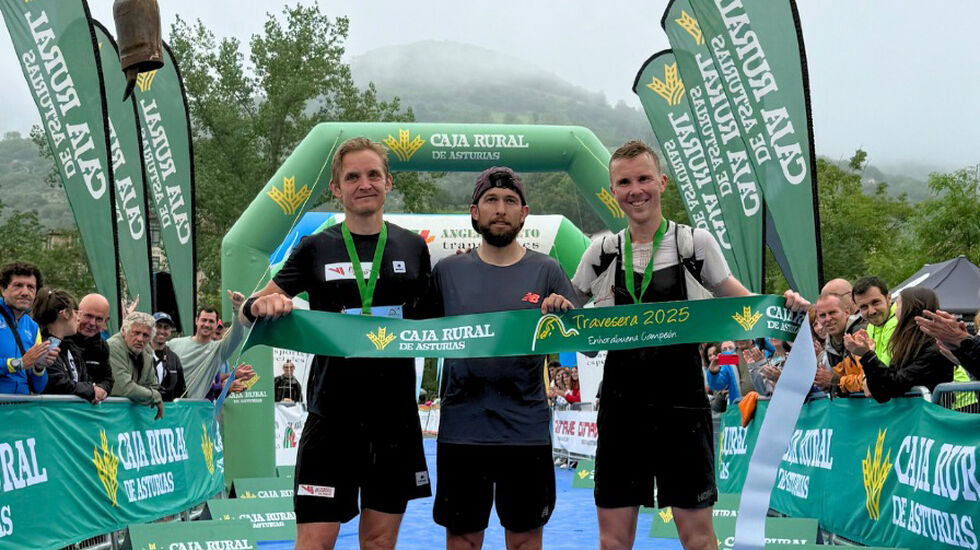 To norske løpere på premiepallen i det harde fjelløpet Travesera Picos Europa: Anders Kjærevik, Manuel Merillas og Erland Eldrup. (Foto: arrangør)