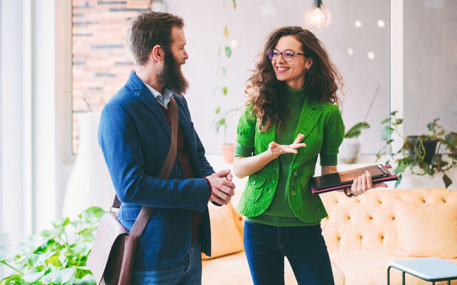 Onboarding handler ikke bare om systemer og struktur – men om å skape trygghet, relasjoner og retning fra første dag. En god start er ingen tilfeldighet – den må planlegges og ledes. (Foto: Istock.com)
