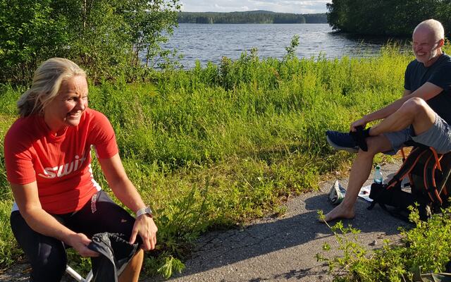 Anne Marit Bordal og Tom Røise etter kveldens løp i Sjøvika ved Rokosjøen.