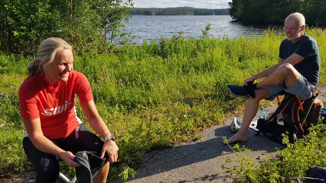 Anne Marit Bordal og Tom Røise  etter kveldens løp i Sjøvika ved Rokosjøen.