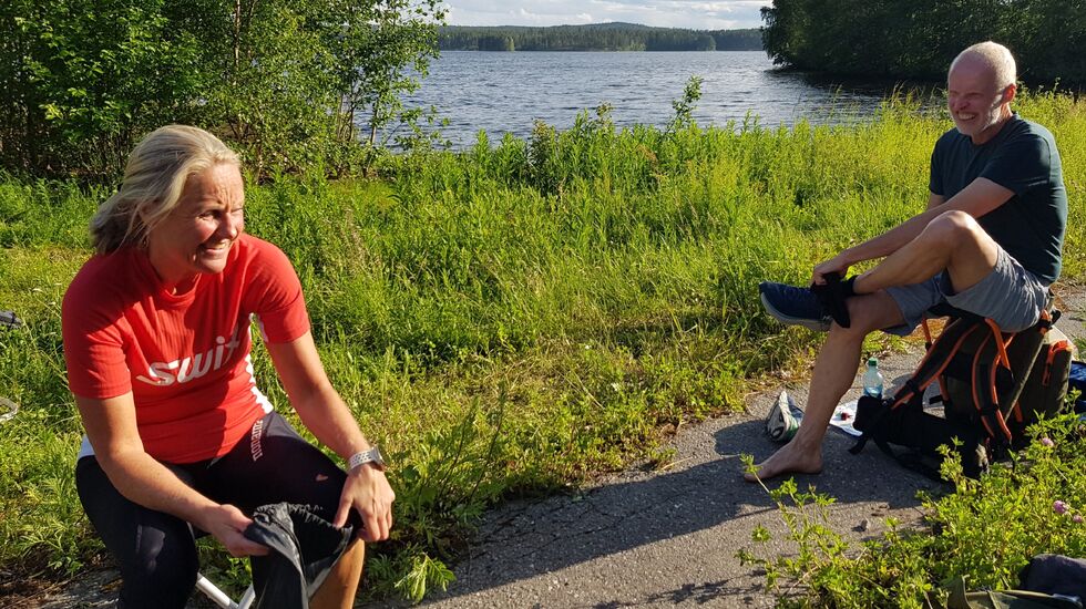 Anne Marit Bordal og Tom Røise  etter kveldens løp i Sjøvika ved Rokosjøen.