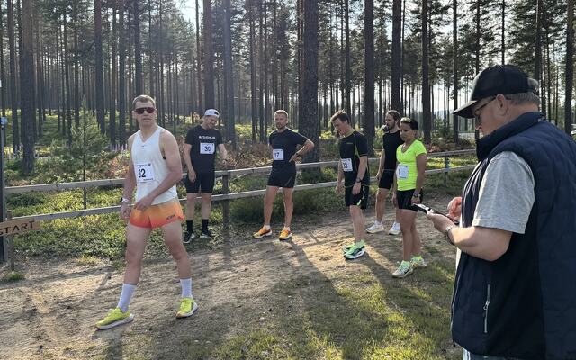 En sekstett stod klar til start ved skianlegget på Liermoen da Pål Evesen telte ned til start klokken 19. (Foto: Hilde Hagevik Odde/Innlandet Bedriftsidrettskrets)