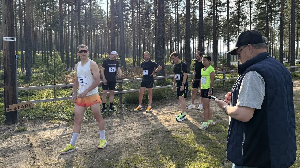 En sekstett stod klar til start ved skianlegget på Liermoen da Pål Evesen telte ned til start klokken 19. (Foto: Hilde Hagevik Odde/Innlandet Bedriftsidrettskrets) 