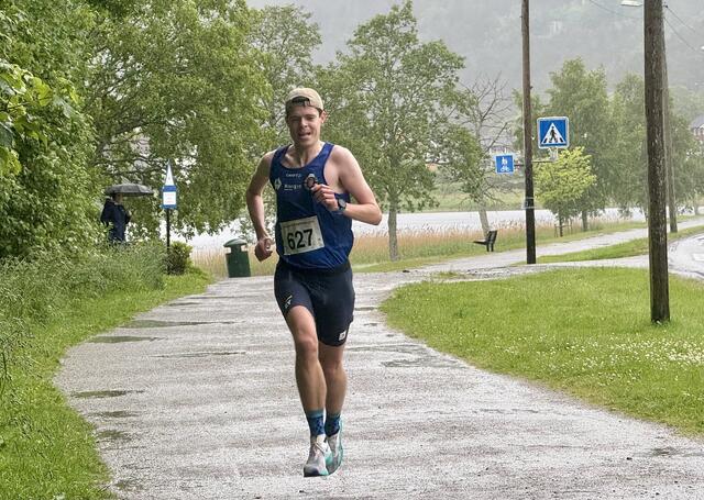 Arne Kalland-Olsen var heilt suveren på dagens 5 km i fuktige Ålesund. Foto: Helge Fuglseth