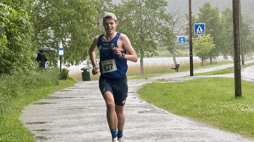 Arne Kalland-Olsen var heilt suveren på dagens 5 km i fuktige Ålesund. Foto: Helge Fuglseth