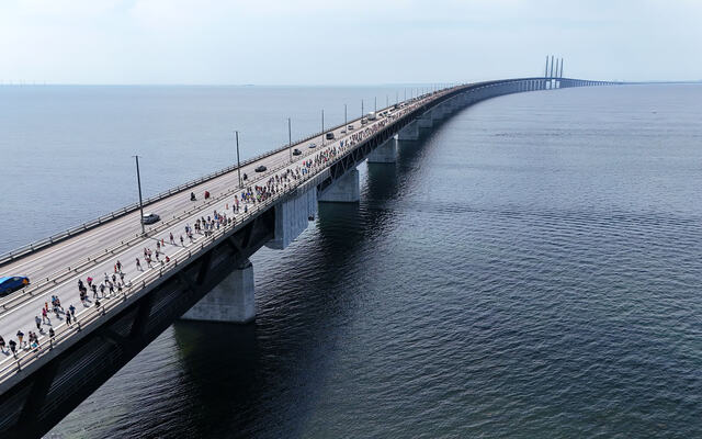 Halvparten av den gigantiske brua over Øresund var 15. juni fylt av løpere. (Foto: arrangøren)