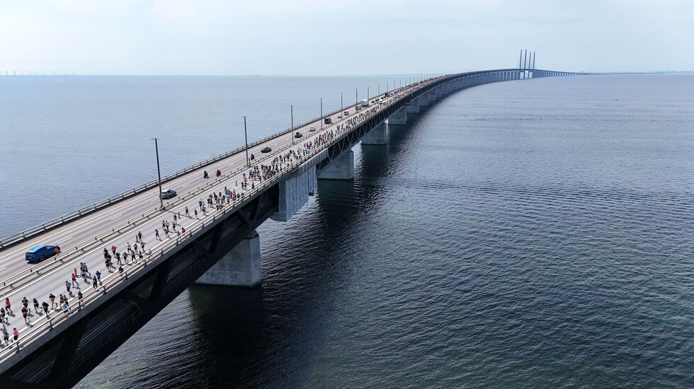 Halvparten av den gigantiske brua over Øresund var 15. juni fylt av løpere. (Foto: arrangøren)