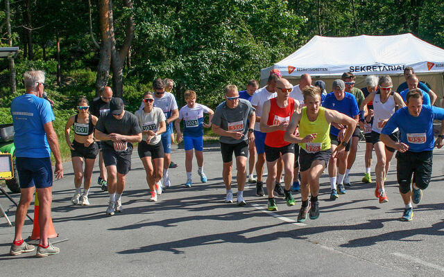 Fra starten av Milslukeren, lang løype, på 7 km, med start klokken 17.00. (Alle foto: Sverre Larsen)