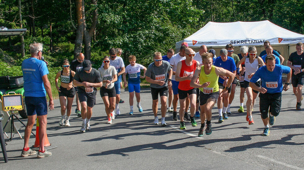 Fra starten av Milslukeren, lang løype, på 7 km, med start klokken 17.00. (Alle foto: Sverre Larsen)
