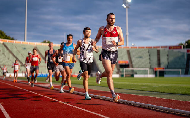 Fra et av 10000-meter-heatene: Fredrik Sætereng Fyksen i front, mens Martin Stray Egeberg og Nils Ingar Aadne følger på. (Alle foto: Samuel Hafsahl)