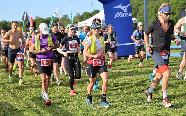 Klokka 08:00 gikk starten for ultraløperne. De var først ute av alle som skulle i aksjon i Nordmarka. (Foto: Tom-Arild Hansen)