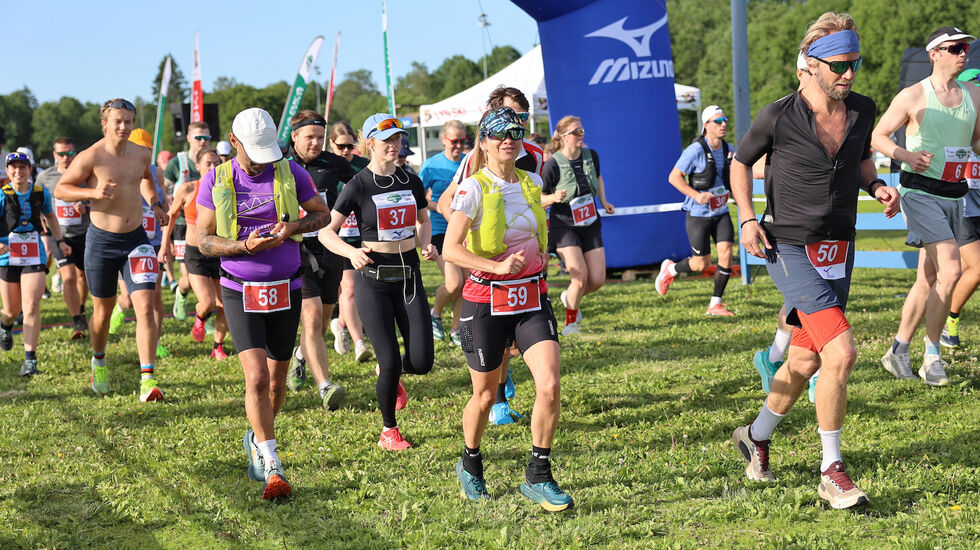 Klokka 08:00 gikk starten for ultraløperne. De var først ute av alle som skulle i aksjon i Nordmarka. (Foto: Tom-Arild Hansen)
