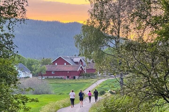 Løpere i solnedgang. Foto: Stian Fossum