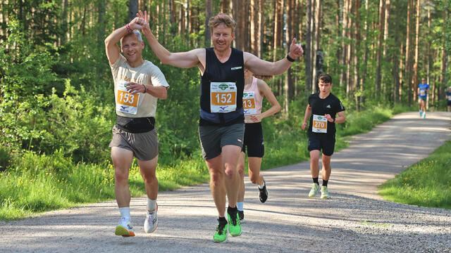 Simen Holtan (t.v.) og Hallvar Hallingstad gledet seg over å løpe maraton på en varm sommerdag i Nordmarka. (Foto: Tom-Arild hansen)