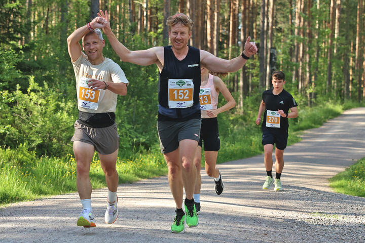 Simen Holtan (t.v.) og Hallvar Hallingstad gledet seg over å løpe maraton på en varm sommerdag i Nordmarka. (Foto: Tom-Arild hansen)