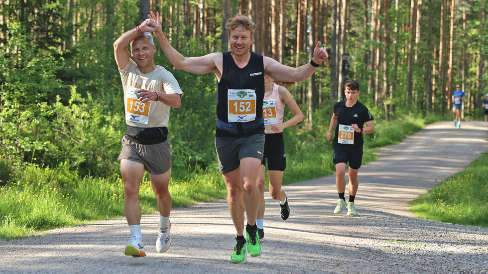 Simen Holtan (t.v.) og Hallvar Hallingstad gledet seg over å løpe maraton på en varm sommerdag i Nordmarka. (Foto: Tom-Arild hansen)