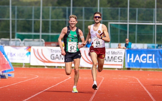 Eivind Øygard og Tore Akerlie kjemper om NM-tittelen på 5 km gateløp. (Foto: Trond Helgheim Spurkeland)