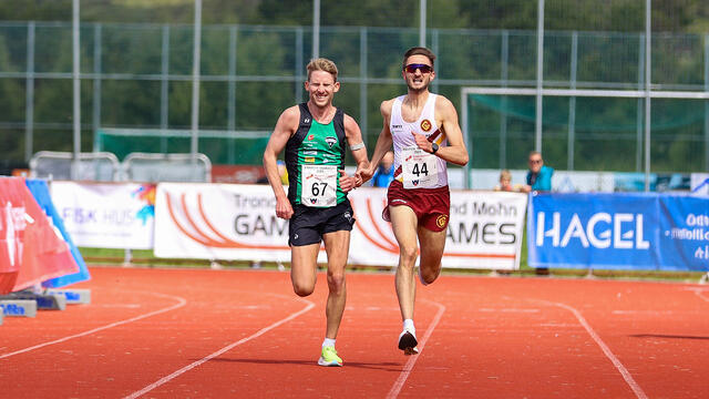 Eivind Øygard og Tore Akerlie kjemper om NM-tittelen på 5 km gateløp. (Foto: Trond Helgheim Spurkeland)