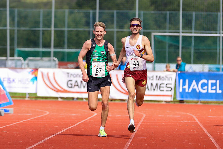 Eivind Øygard og Tore Akerlie kjemper om NM-tittelen på 5 km gateløp. (Foto: Trond Helgheim Spurkeland)