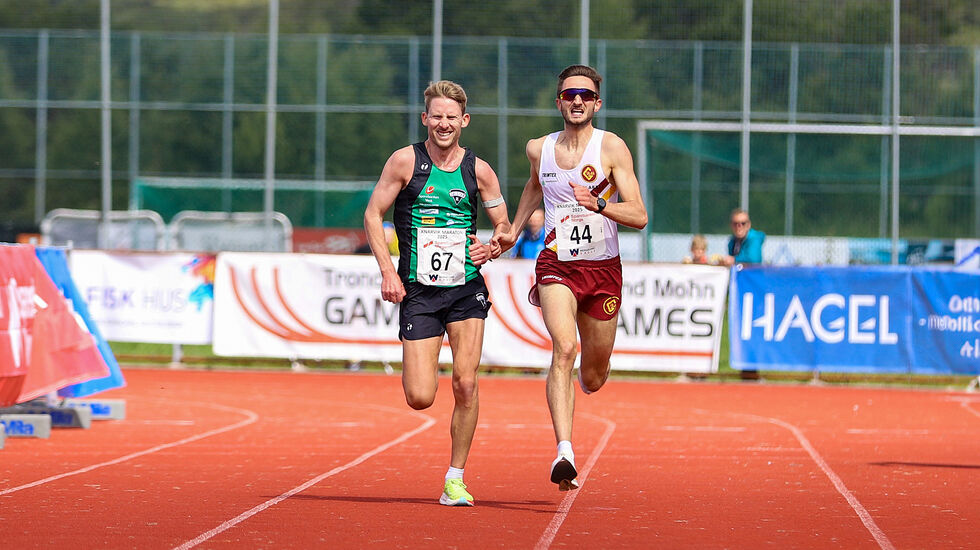 Eivind Øygard og Tore Akerlie kjemper om NM-tittelen på 5 km gateløp. (Foto: Trond Helgheim Spurkeland)