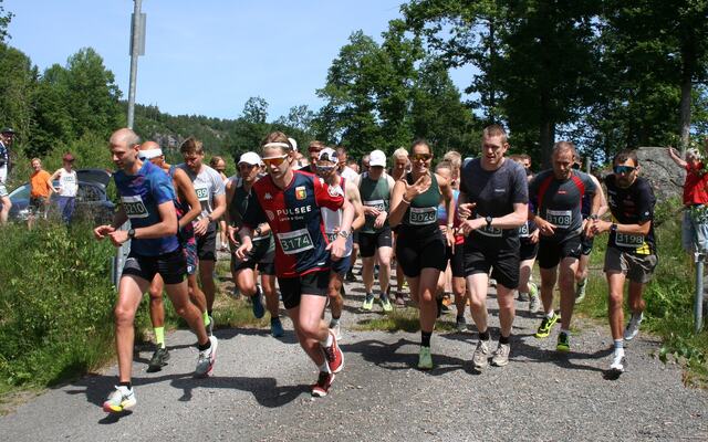Fra starten av fellesstarten ved Aurebekkvannet 12 km klokken 12.30.