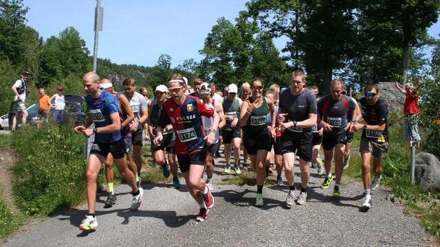Fra starten av fellesstarten ved Aurebekkvannet 12 km klokken 12.30.
