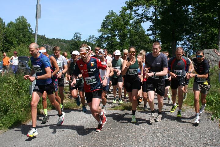 Fra starten av fellesstarten ved Aurebekkvannet 12 km klokken 12.30.