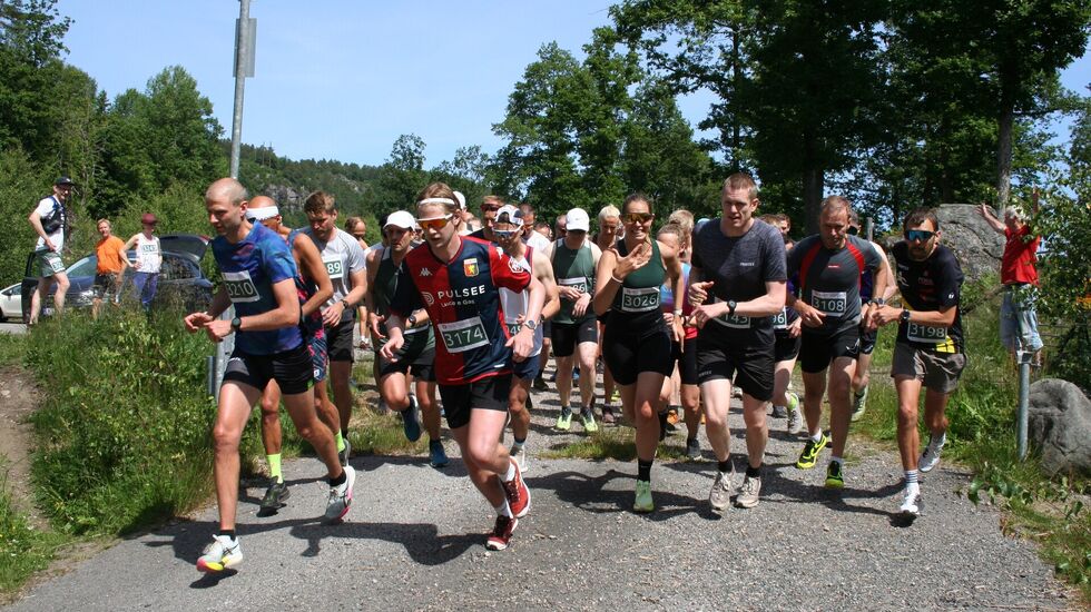 Fra starten av fellesstarten ved Aurebekkvannet 12 km klokken 12.30.
