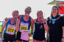 Posering med ferske NM-medaljer: Hanne Andersen Maridal, Maria Sagnes Wågan, Eli Anne Dvergsdal og ordfører i Alver kommune, Sara Hamre Sekkingstad. (Alle foto: Arne Dag Myking)