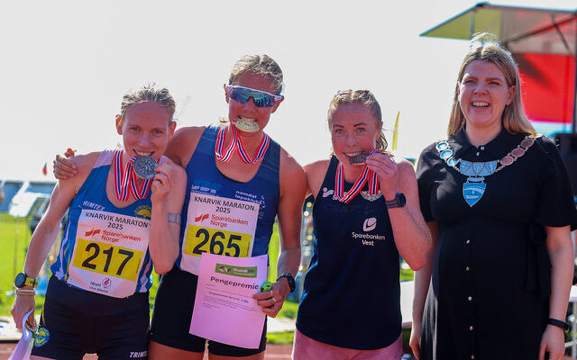 Posering med ferske NM-medaljer: Hanne Andersen Maridal, Maria Sagnes Wågan, Eli Anne Dvergsdal og ordfører i Alver kommune, Sara Hamre Sekkingstad. (Alle foto: Arne Dag Myking)
