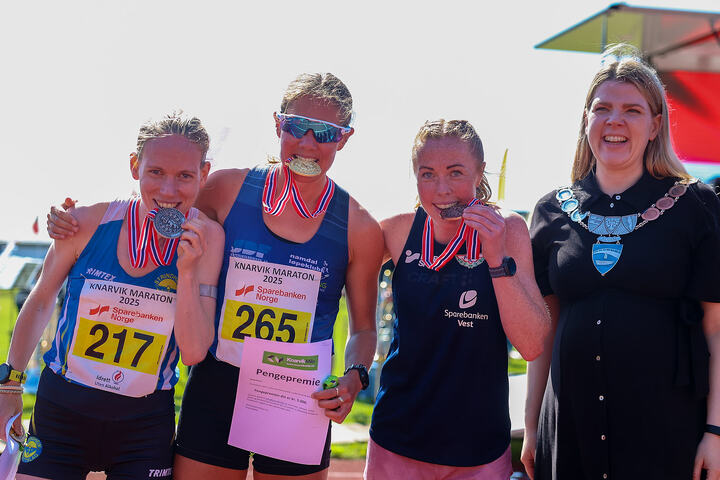 Posering med ferske NM-medaljer: Hanne Andersen Maridal, Maria Sagnes Wågan, Eli Anne Dvergsdal og ordfører i Alver kommune, Sara Hamre Sekkingstad. (Alle foto: Arne Dag Myking)