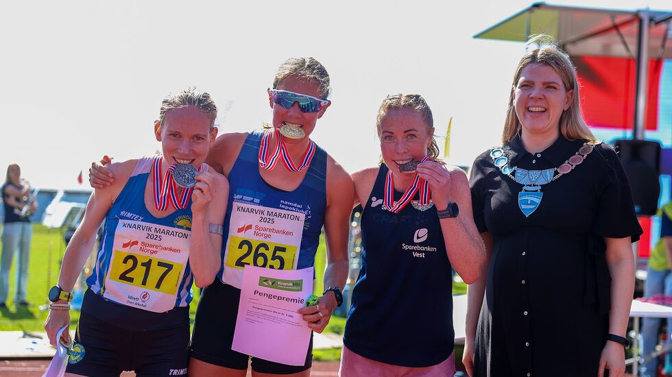 Posering med ferske NM-medaljer: Hanne Andersen Maridal, Maria Sagnes Wågan, Eli Anne Dvergsdal og ordfører i Alver kommune, Sara Hamre Sekkingstad. (Alle foto: Arne Dag Myking)