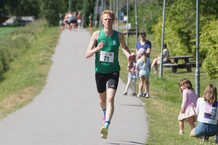 Jon Flydal perset ikke men var førstemann i mål etter drøye fire runder på til sammen 10 km med 36:30. (Foto: Bjørn Saksberg)