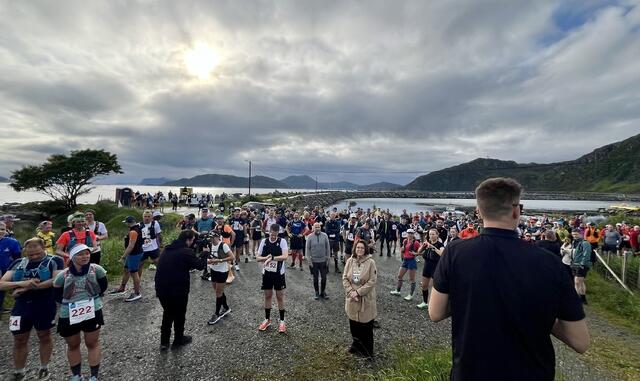 Nærmer seg 08.00 og start i konkurranseklassen, arrangør og ordfører med kloke ord før startskuddet går. Foto: Martin Hauge-Nilsen