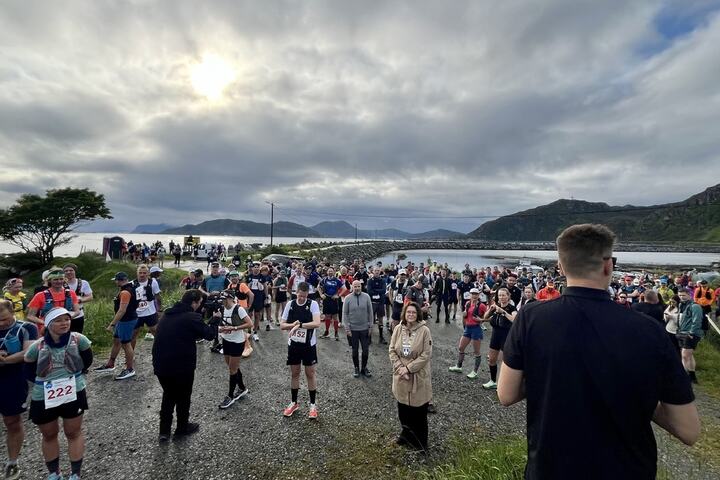 Nærmer seg 08.00 og start i konkurranseklassen, arrangør og ordfører med kloke ord før startskuddet går. Foto: Martin Hauge-Nilsen