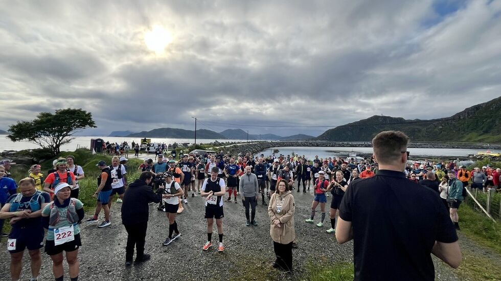 Nærmer seg 08.00 og start i konkurranseklassen, arrangør og ordfører med kloke ord før startskuddet går. Foto: Martin Hauge-Nilsen