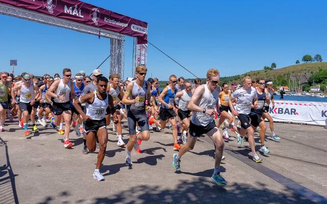 Starten har gått for og de raskeste både på en og to runder rundt havna i Tønsberg. (Foto: Kristinaløpet)