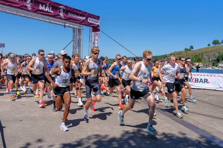 Starten har gått for og de raskeste både på en og to runder rundt havna i Tønsberg. (Foto: Kristinaløpet)