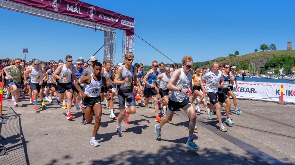Starten har gått for og de raskeste både på en og to runder rundt havna i Tønsberg. (Foto: Kristinaløpet)