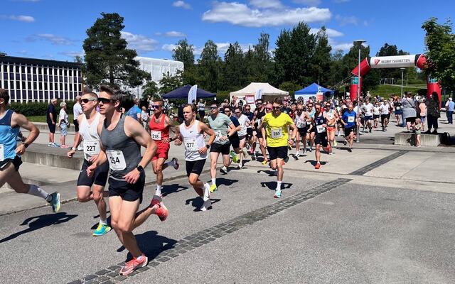 Nesten 100 milløpere ut fra start på Rådhusplassen. (Foto: Uno Arnesen/Byen Vår)