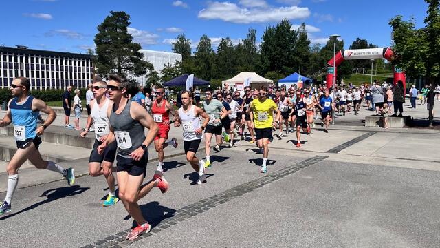 Nesten 100 milløpere ut fra start på Rådhusplassen. (Foto: Uno Arnesen)